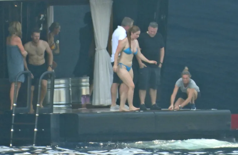 &Scaron;to radi posada s jahte Jeffa Bezosa kad on ode? Bombe u vodu, skok na glavu, salto! I gu&scaron;taju, gu&scaron;taju