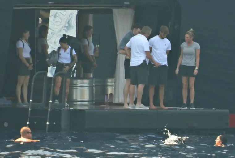 &Scaron;to radi posada s jahte Jeffa Bezosa kad on ode? Bombe u vodu, skok na glavu, salto! I gu&scaron;taju, gu&scaron;taju