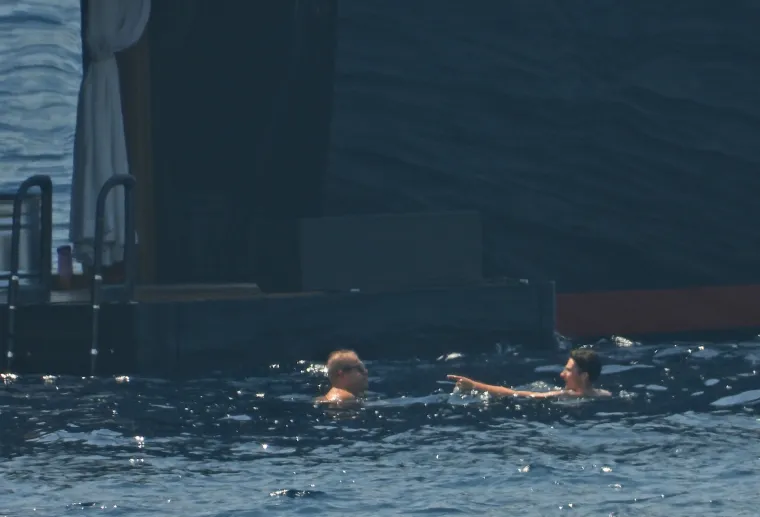 &Scaron;to radi posada s jahte Jeffa Bezosa kad on ode? Bombe u vodu, skok na glavu, salto! I gu&scaron;taju, gu&scaron;taju