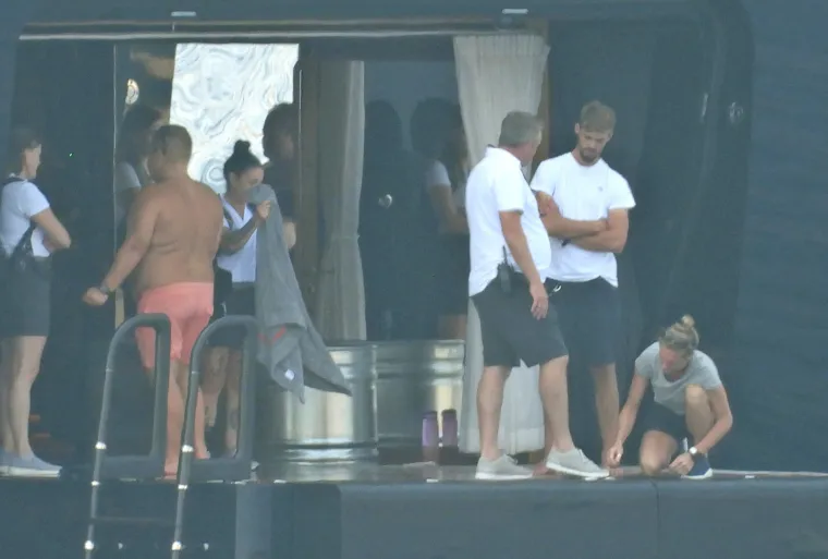 &Scaron;to radi posada s jahte Jeffa Bezosa kad on ode? Bombe u vodu, skok na glavu, salto! I gu&scaron;taju, gu&scaron;taju