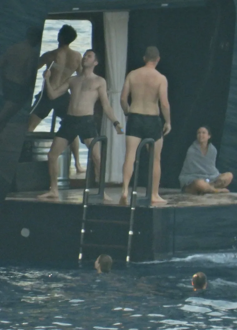 &Scaron;to radi posada s jahte Jeffa Bezosa kad on ode? Bombe u vodu, skok na glavu, salto! I gu&scaron;taju, gu&scaron;taju