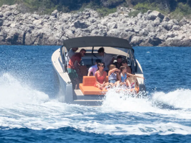 Beckhamovi stigli na Jadran! U popodnevnim satima iskrcali se na Lopud