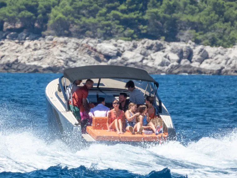 Beckhamovi stigli na Jadran! U popodnevnim satima iskrcali se na Lopud