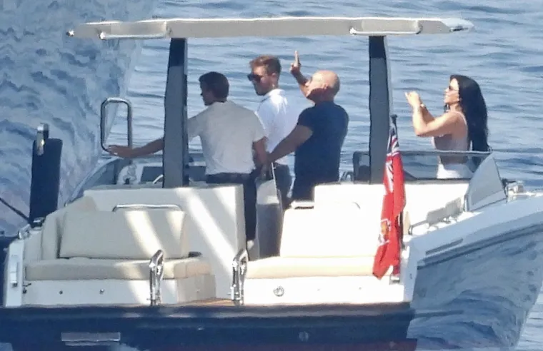 Jeste li znali da je Bezosova zaručnica poput Toma Cruisea? Upravljala je helikopterom u koji su se ukrcali kod Hvara