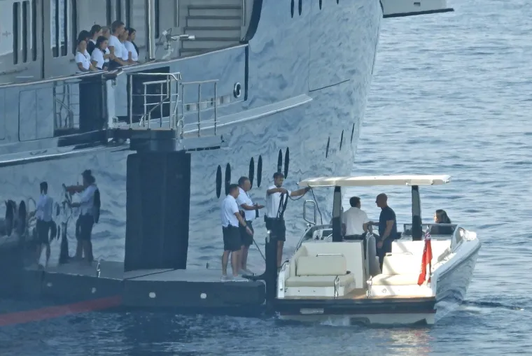 Jeste li znali da je Bezosova zaručnica poput Toma Cruisea? Upravljala je helikopterom u koji su se ukrcali kod Hvara