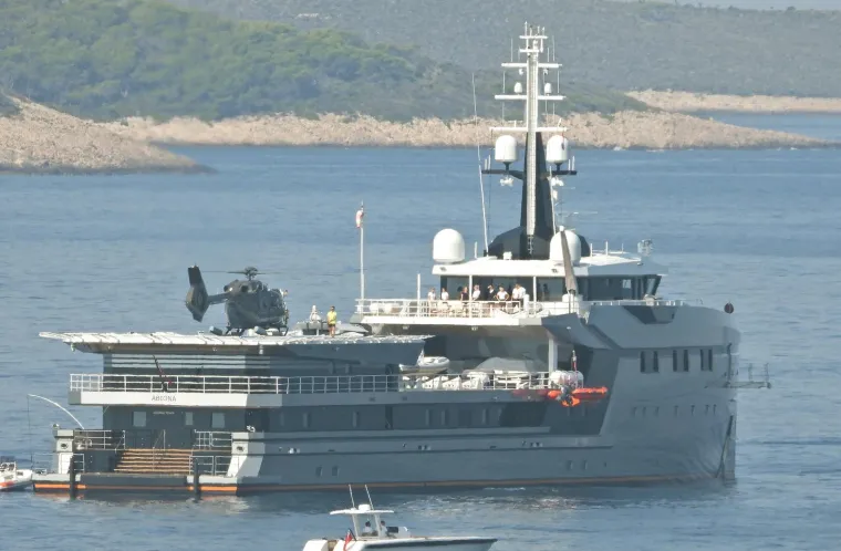 Jeste li znali da je Bezosova zaručnica poput Toma Cruisea? Upravljala je helikopterom u koji su se ukrcali kod Hvara