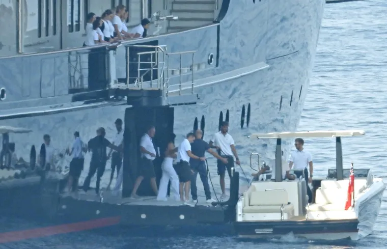 Jeste li znali da je Bezosova zaručnica poput Toma Cruisea? Upravljala je helikopterom u koji su se ukrcali kod Hvara