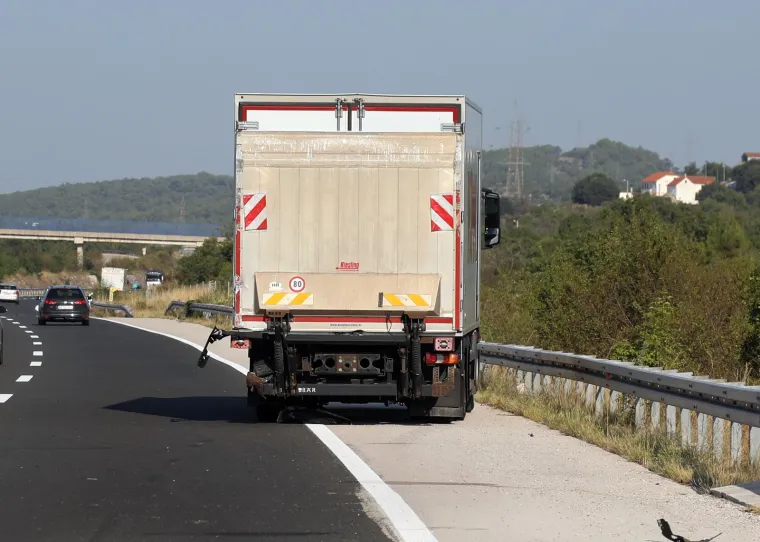 Ovo je mjesto nesreće na A1 u kojoj je sedam osoba ozlijeđeno. Sudarili su se kamion i kombi