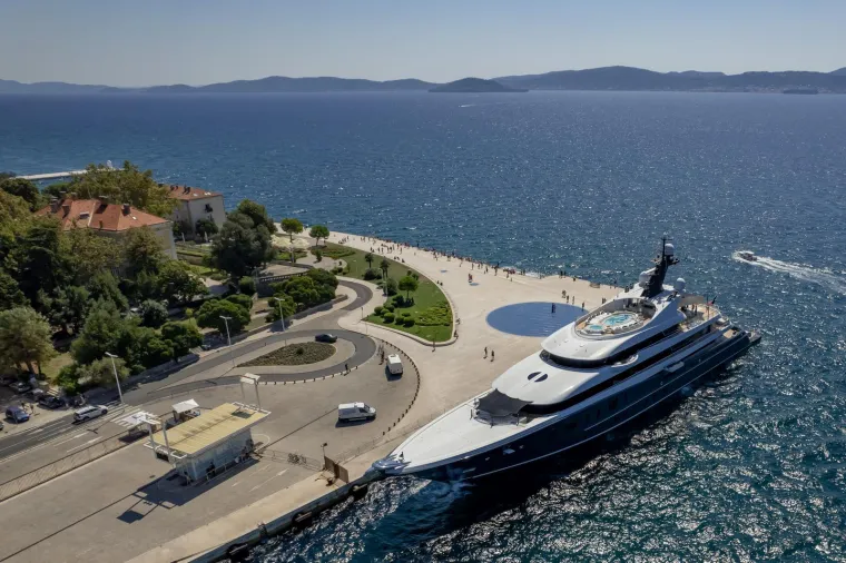 Mokra i sjajna mamila poglede: Milijarder 'skoknuo' do Zadra u jahti za koju može kupiti čitav kvart u Zagrebu