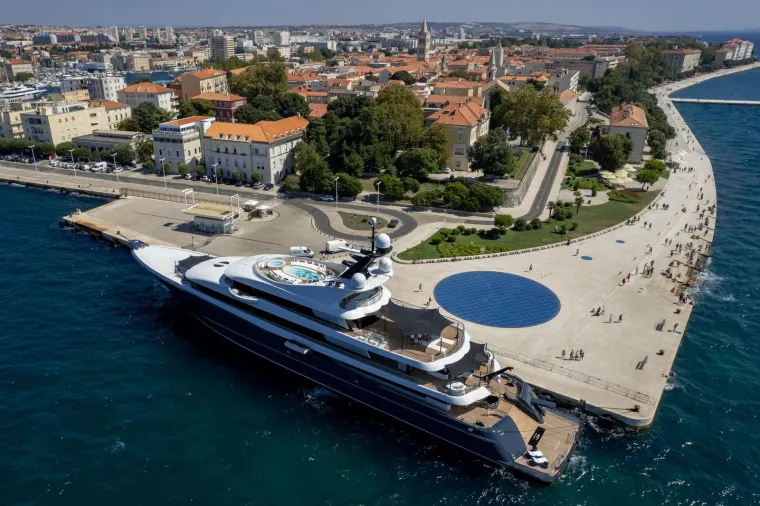 Mokra i sjajna mamila poglede: Milijarder 'skoknuo' do Zadra u jahti za koju može kupiti čitav kvart u Zagrebu