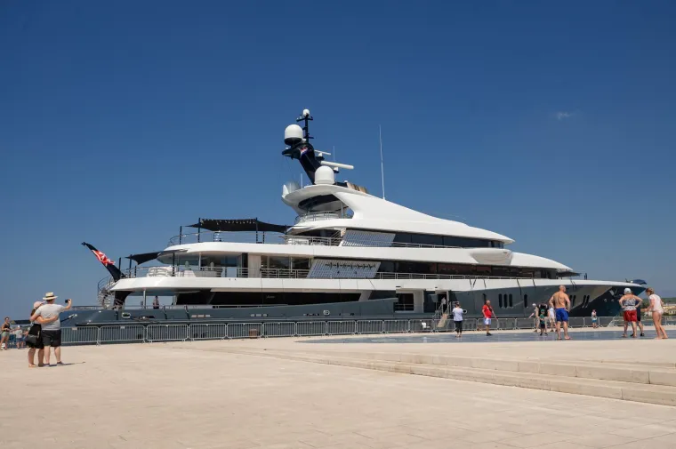 Mokra i sjajna mamila poglede: Milijarder 'skoknuo' do Zadra u jahti za koju može kupiti čitav kvart u Zagrebu