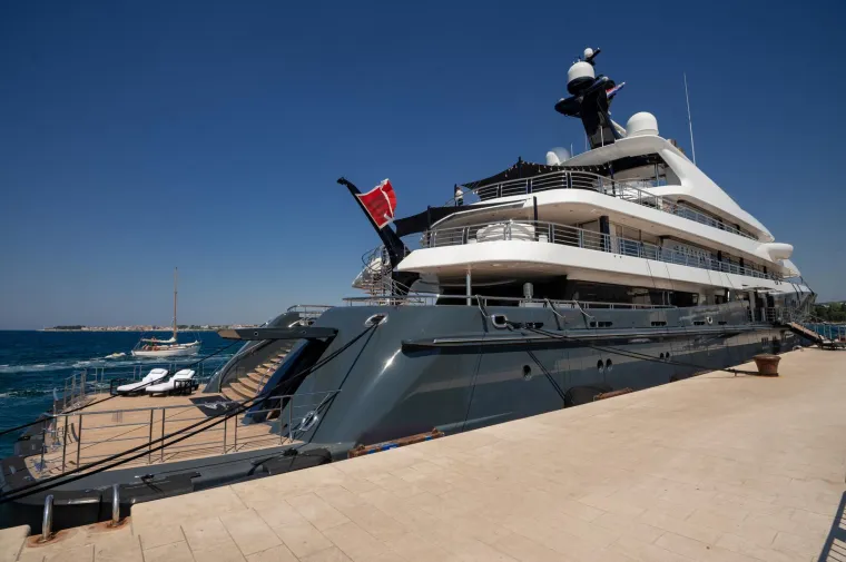 Mokra i sjajna mamila poglede: Milijarder 'skoknuo' do Zadra u jahti za koju može kupiti čitav kvart u Zagrebu