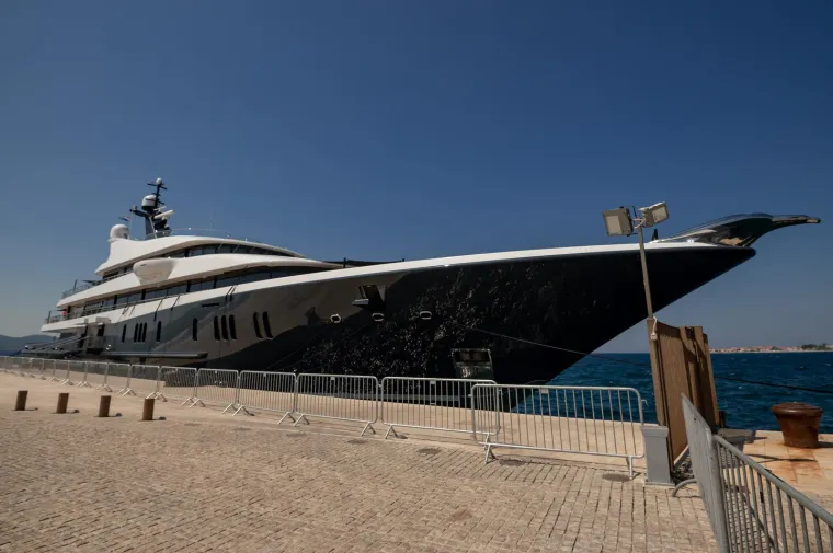 Mokra i sjajna mamila poglede: Milijarder 'skoknuo' do Zadra u jahti za koju može kupiti čitav kvart u Zagrebu