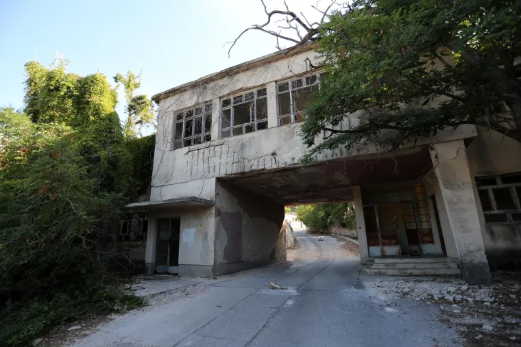 Na Golom otoku položili su vijenac ispred Spomen ploče žrtvama komunističkog režima stradalima na Golom otoku te su zapalili svijeću ispred Spomen-križa, obilježja stradalnicima logora.