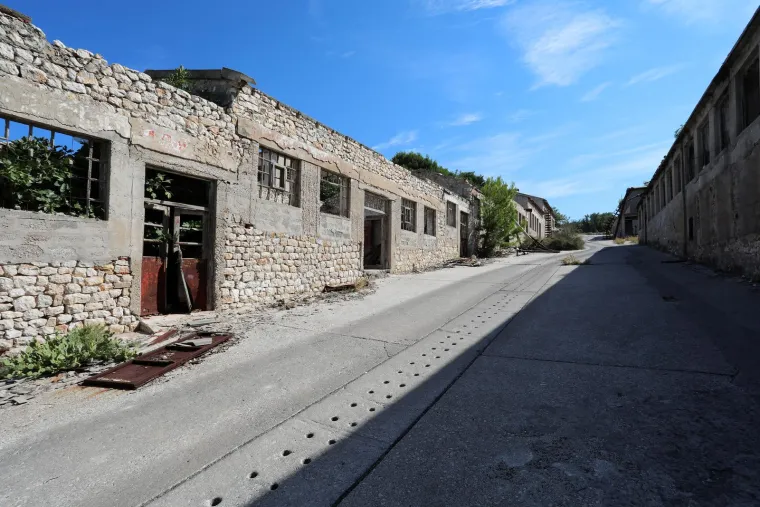 Prepoznajete li ovaj hrvatski otok? Bio je poznat po surovim kažnjeničkim uvjetima, torturama i teškome prisilnom radu
