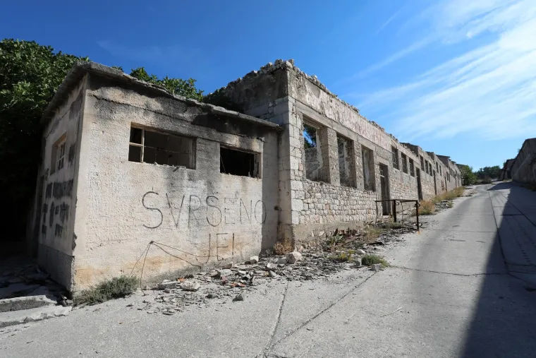 Prepoznajete li ovaj hrvatski otok? Bio je poznat po surovim kažnjeničkim uvjetima, torturama i teškome prisilnom radu