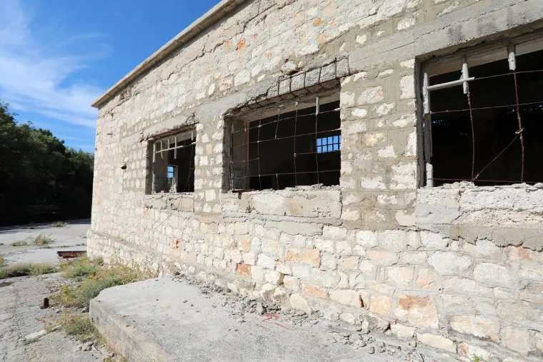 Prepoznajete li ovaj hrvatski otok? Bio je poznat po surovim kažnjeničkim uvjetima, torturama i teškome prisilnom radu