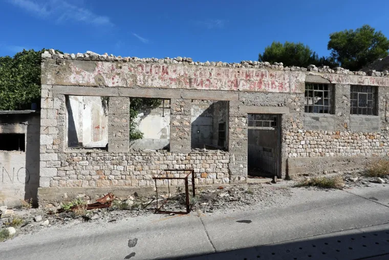 Prepoznajete li ovaj hrvatski otok? Bio je poznat po surovim kažnjeničkim uvjetima, torturama i te&scaron;kome prisilnom radu