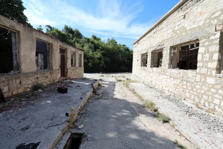 Prepoznajete li ovaj hrvatski otok? Bio je poznat po surovim kažnjeničkim uvjetima, torturama i te&scaron;kome prisilnom radu