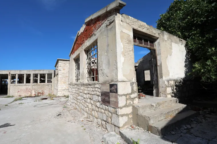 Prepoznajete li ovaj hrvatski otok? Bio je poznat po surovim kažnjeničkim uvjetima, torturama i te&scaron;kome prisilnom radu