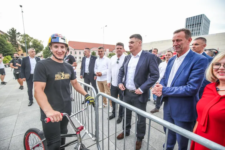 Svi pričaju o Milanovićevoj novoj frizuri: Jel' se predsjednik pomladio ili se ofarbao?