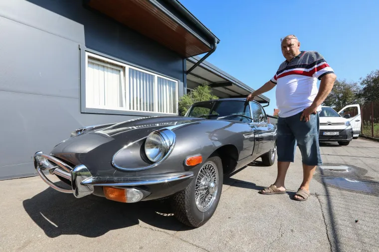 Priča počinje prije petnaestak godina kada je Aleksander, zvan Gigi, za sebe restaurirao Corvettu iz 1977. i Pontiac Trans Am iz 1979. godine.