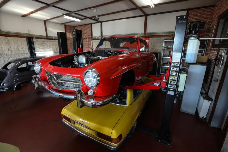 &quot;Sve je počelo iz hobija prije petnaestak godina kad sam počeo raditi svoj prvi auto kojeg sam sanjao 20 godina. Bila je to Corvetta iz 1977. Tada sam iz Amerike preko jednog čovjeka uspio nabaviti tu Corvettu i Trans Am. Počeo sam ih restaurirati i kad počneš raditi, napraviš jedan dio i onda vidiš da to ne zadovoljava, jer je i drugi kraj njega u lošem stanju&quot;, priča Bukovec koji je svoje prve automobile uspio djelomično obnoviti prije nego što ih je morao prodati.