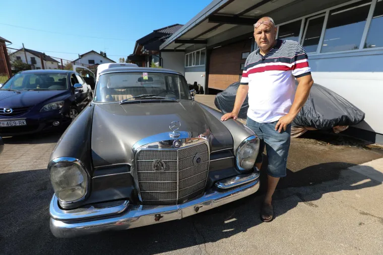 Do sada je restaurirao više od 50 oldtimera, a prvi klijent mu je bio jedan odvjetnik iz Kölna za kojeg restaurirao nekoliko prastarih traktora kojima je vratio stari sjaj. Trenutno radi na 20-ak automobila među kojima su Aston Martin, Rolls Royce, Alfa Romeo, tri Jaguara i četiri Mercedesa. Ponosno nam je pokazao model Triumph TR6 koji samo što nije gotov i ovih dana bi trebao biti isporučen vlasniku.