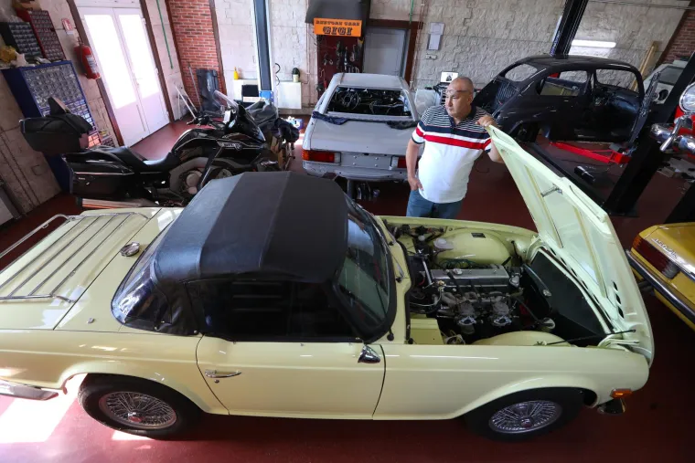 &quot;Ovo je auto koji je došao u rinfuzi, u dijelovima, prepiljen na tri djela. Došao je u kombiju i mi smo ga uspjeli sastaviti. Čovjek koji ga je rastavio i počeo raditi na njemu je umro. Vlasnik onda nije znao što bi pa je čuo za mene i dovezao mi auto&quot;, objašnjava Aleksander.