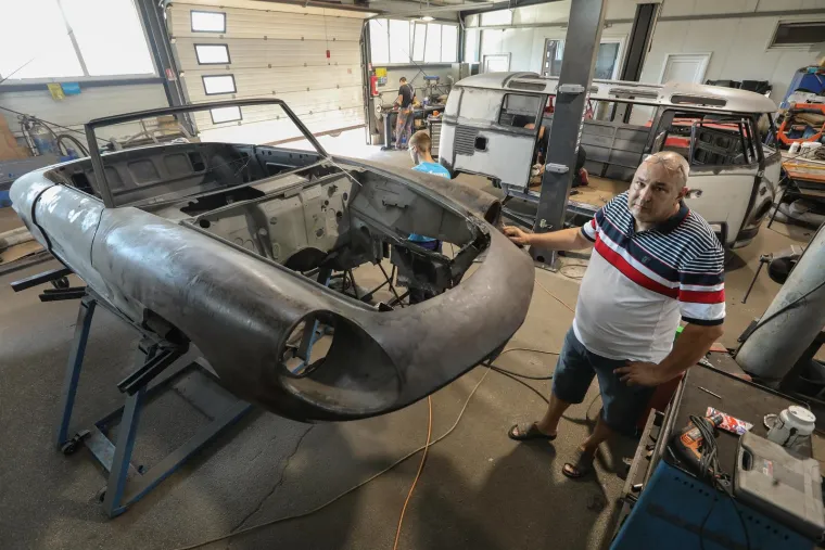 Pokazao nam je i kako izgleda završna obrada motora nakon kompletne obnove. Motor pripada vozilu Land Rover serija 2 iz &apos;60-ih godina prošlog stoljeća.