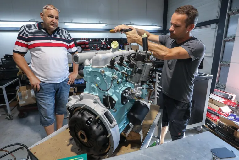 &quot;Radimo tako da bude tvorničko stanje, od boje do vijaka i svih originalnih dijelova. Ne moram napominjati koliko vremena je potrebno da bi svaki segment toga motora izgledao kao nov. Neki dijelovi se čekaju mjesecima. Ali to je tek jedna faza. Sastavljanje i obnova motora su jedno, a puštanje u pogon je drugo&quot;, pojašnjava.