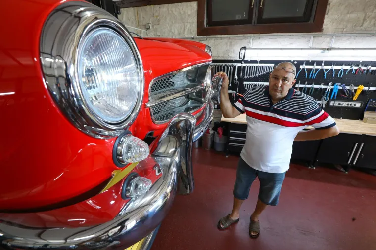 Ipak, trenutno je zvijezda radionice crveni kultni Mercedes 190 SL (W121), pravi ljepotan, ikona i san svakog oldtimeraša. A njegova priča također je vrijedna pažnje. Naime, vlasnik je jedan imućni industrijalac iz Njemačke. Kada je kupio pogonske hale u Rumunjskoj pronašao je tog Mercedesa u jednoj od hala. Bio je zapušten, s njega su bili pokradeni dijelovi - jednostavno, bio je u katastrofalnom stanju. Vlasnik ga je odlučio potpuno renovirati ne pitajući za cijenu. I tako je došao kod Gigija prije dvije godine.