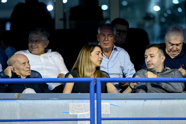 Predsjednik Dinama u svečanoj loži smjestio se između dvije dame: Navijači pak ponosno istaknuli jedan dres