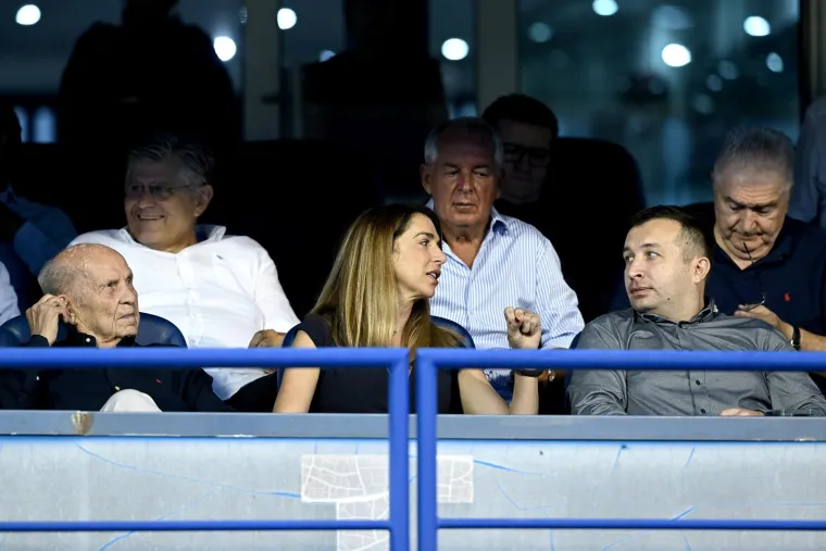 Predsjednik Dinama u svečanoj loži smjestio se između dvije dame: Navijači pak ponosno istaknuli jedan dres