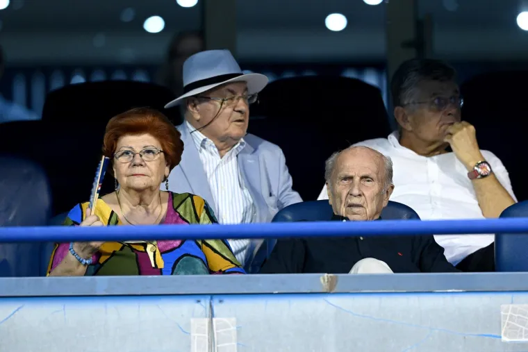 Predsjednik Dinama u svečanoj loži smjestio se između dvije dame: Navijači pak ponosno istaknuli jedan dres