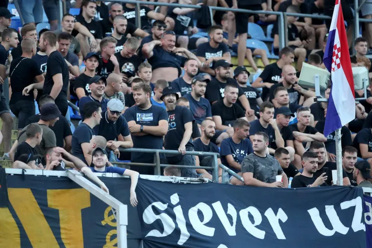 Predsjednik Dinama u svečanoj loži smjestio se između dvije dame: Navijači pak ponosno istaknuli jedan dres