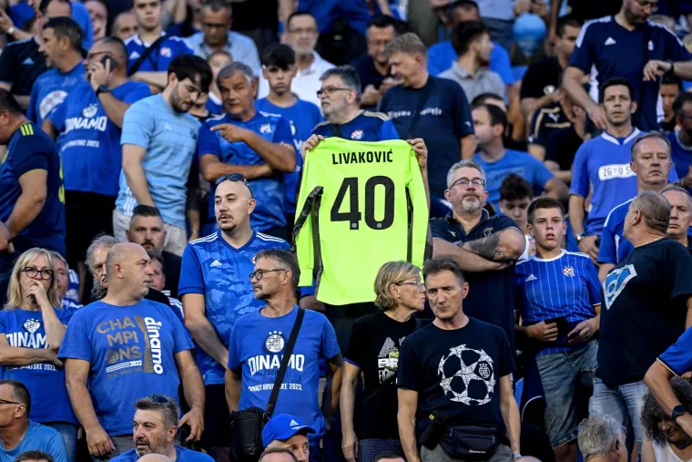 Predsjednik Dinama u svečanoj loži smjestio se između dvije dame: Navijači pak ponosno istaknuli jedan dres