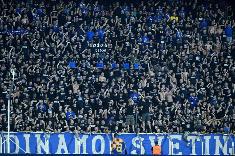 Predsjednik Dinama u svečanoj loži smjestio se između dvije dame: Navijači pak ponosno istaknuli jedan dres