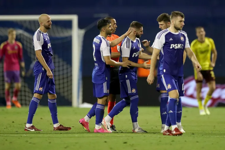 Zagrljaji suigrača, suze i pljesak prema tribinama: Tako je izgledao oproštaj Luke Ivanušeca od Maksimira