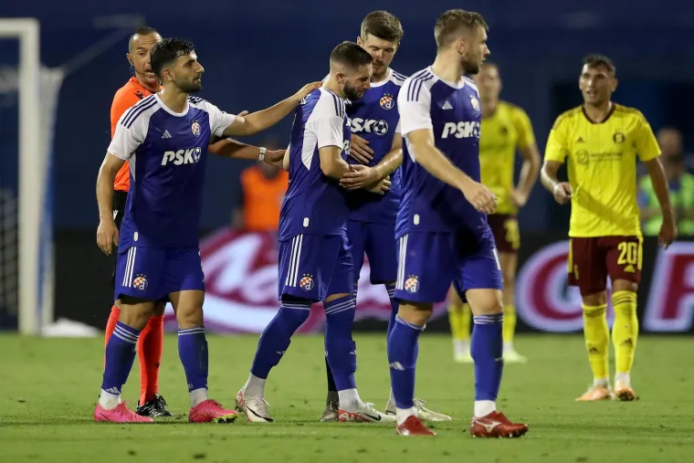 Zagrljaji suigrača, suze i pljesak prema tribinama: Tako je izgledao oproštaj Luke Ivanušeca od Maksimira