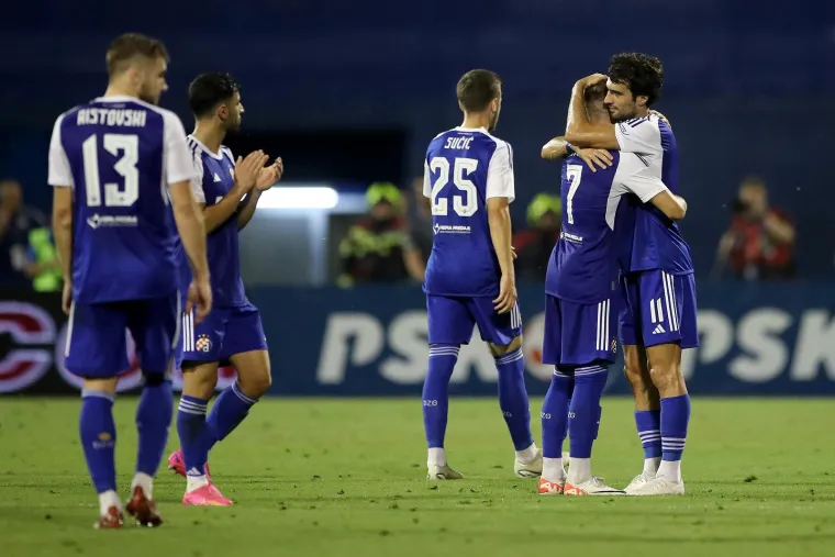 Zagrljaji suigrača, suze i pljesak prema tribinama: Tako je izgledao oproštaj Luke Ivanušeca od Maksimira