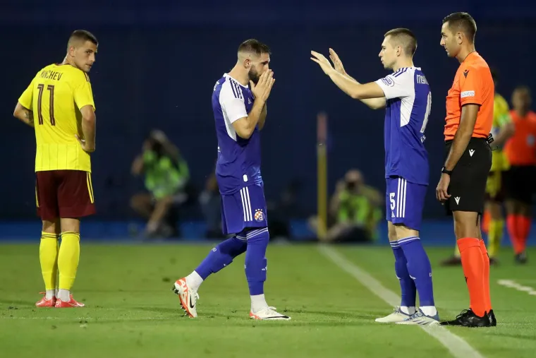 Zagrljaji suigrača, suze i pljesak prema tribinama: Tako je izgledao opro&scaron;taj Luke Ivanu&scaron;eca od Maksimira