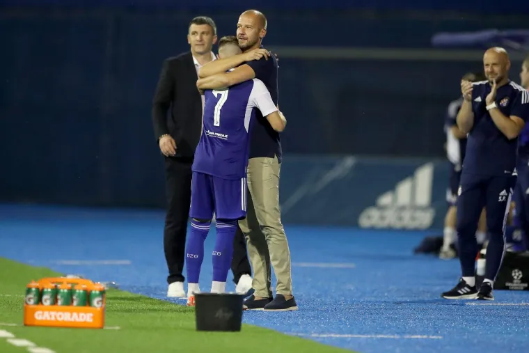 Zagrljaji suigrača, suze i pljesak prema tribinama: Tako je izgledao opro&scaron;taj Luke Ivanu&scaron;eca od Maksimira