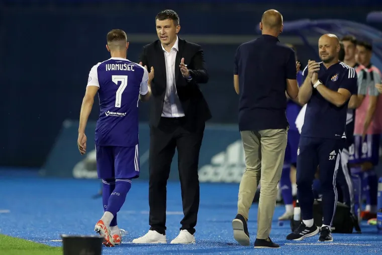 Zagrljaji suigrača, suze i pljesak prema tribinama: Tako je izgledao opro&scaron;taj Luke Ivanu&scaron;eca od Maksimira