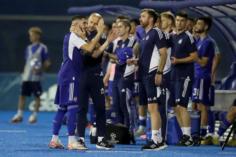 Zagrljaji suigrača, suze i pljesak prema tribinama: Tako je izgledao opro&scaron;taj Luke Ivanu&scaron;eca od Maksimira