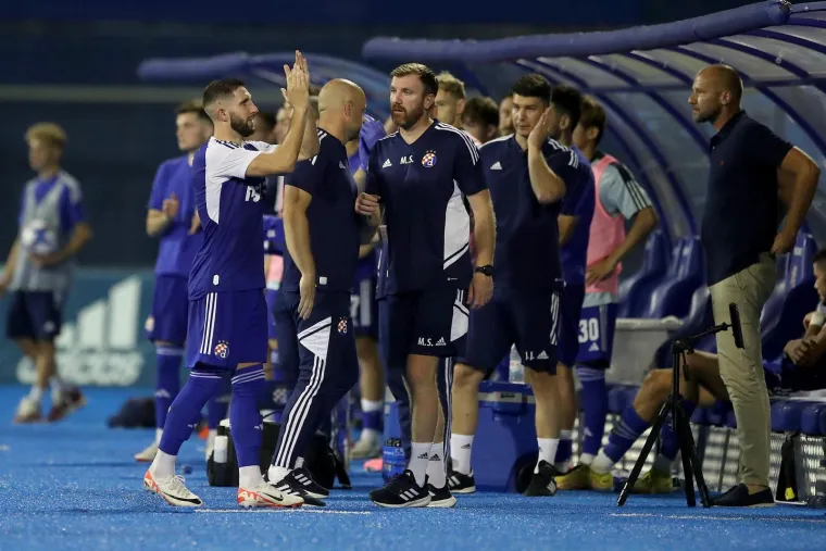 Zagrljaji suigrača, suze i pljesak prema tribinama: Tako je izgledao opro&scaron;taj Luke Ivanu&scaron;eca od Maksimira