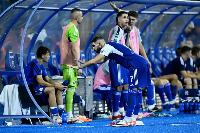 Zagrljaji suigrača, suze i pljesak prema tribinama: Tako je izgledao opro&scaron;taj Luke Ivanu&scaron;eca od Maksimira