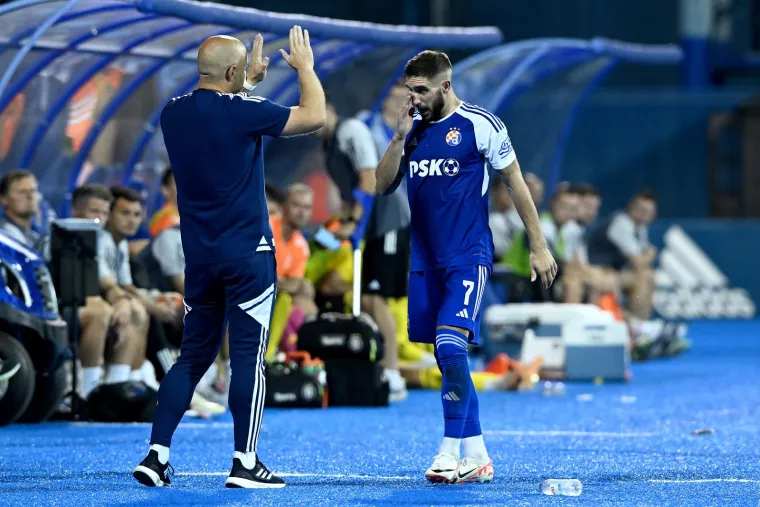 Zagrljaji suigrača, suze i pljesak prema tribinama: Ivanu&scaron;ec se oprostio od Maksimira