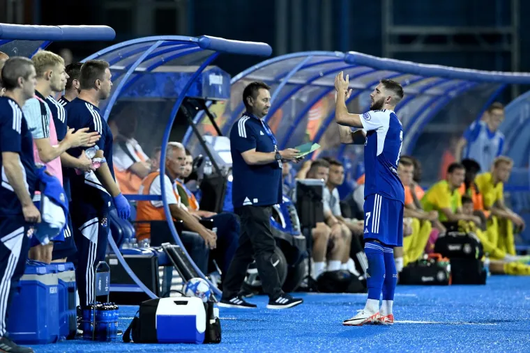 Zagrljaji suigrača, suze i pljesak prema tribinama: Ivanu&scaron;ec se oprostio od Maksimira