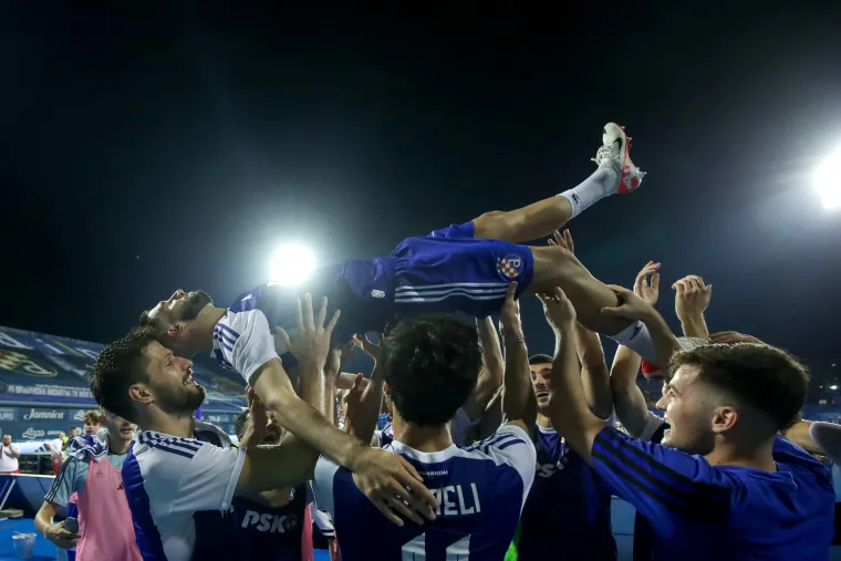 Zagrljaji suigrača, suze i pljesak prema tribinama: Ivanu&scaron;ec se oprostio od Maksimira